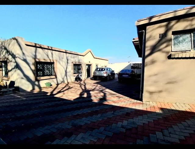 6 BEDROOM HOUSE FOR SALE IN LINMEYER